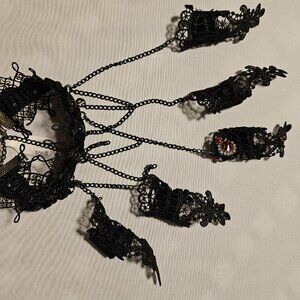 Bracelet with chains and finger tips - Gothic style!